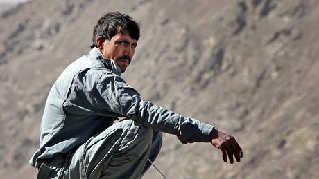 Afghánec hlídá strategický vrchol nad soutskou Tangi Waghjan