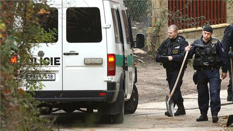 Policisté pokraují v pátrání po poheované Anice v praské Troji. (25. íjna 2010)