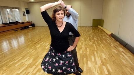 Redakto�i MF DNES Monika Binarová a Martin Rumler p�i nacvi�ování polky.