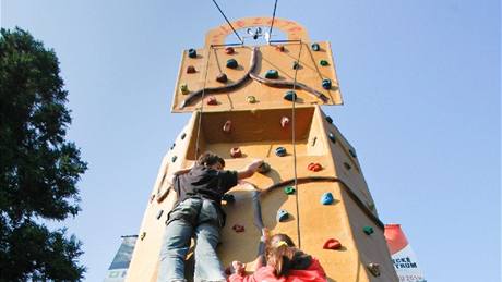 Na lezecké stěně si mohli žáci vyzkoušet zda umí šplhat jako makak