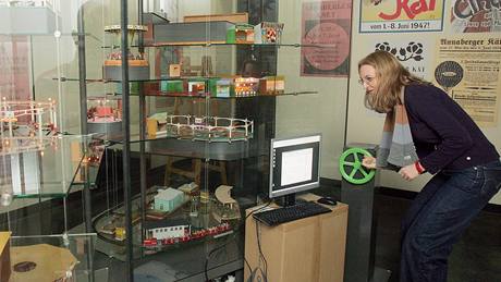 Nov otevené muzeum hraek v saském Annabergu - Buchholzi vzniklo ze sbírek paní Eriky Pohl - Ströherové. editelka muzea Silke Kral, v prostoru kde si dti rozpohybují dynamem hraky (kolotoe).