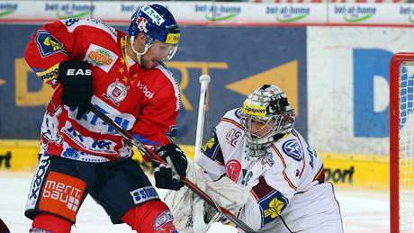 Branká� Sparty Tomá� Pöpperle zasahuje p�ed Rastislavem �pirkem z Pardubic. 