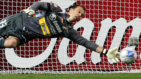 TO BUDE GÓL. Plze�ský branká� Roman Pavlík inkasuje gól.