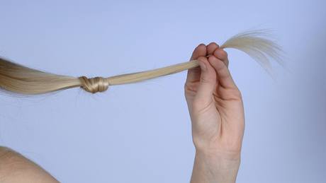 Zdravé vlasy jsou hladké a lesklé.