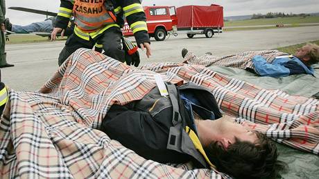 Hasii oetují figuranty, kteí pi cviení pedstavovali zranné cestující z havarovaného letadla. 