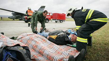 Hasii oetují figuranty, kteí pi cviení pedstavovali zranné cestující z havarovaného letadla. 