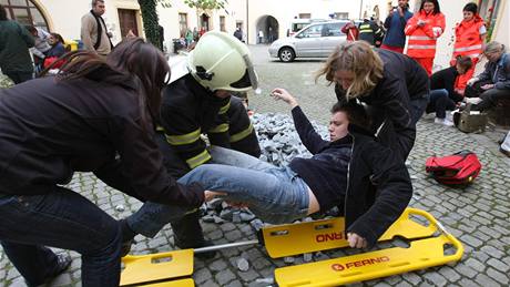 Organizátoi Týdne rozvojové pomoci v Olomouci pemnili nádvoí Charity na místo katastrofy.