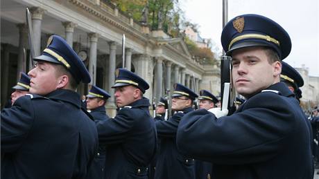 Hradní strá nacviovala na Mlýnské kolonád uvítací ceremoniál a vojenskou pehlídku pro prezidenty Visegrádské tyky, kteí se v Karlových Varech sejdou 5. a 6. listopadu.