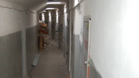 Malinké cely zůstaly v budově od dob gestapa.
