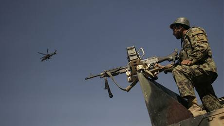 Afghánský voják p�i cvi�ení 