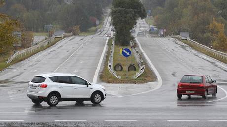 typroudá silnice do Sluovic, kterou kvli návtv Michaila Gorbaova postavilo JZD Sluovice.