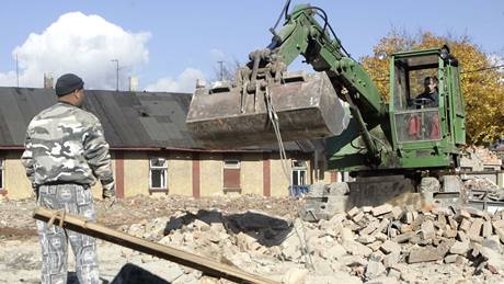 Demolice dlnické kolonie ve kolní ulici v Holeov, kde bydleli neplatii a Romové.
