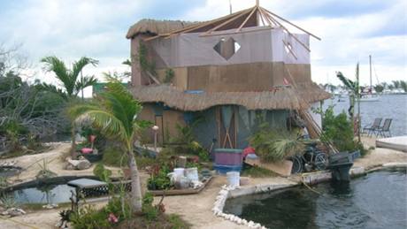 Konstrukce ostrova je zbudovaná z překližky a bambusu. Na nich je písek a zemina