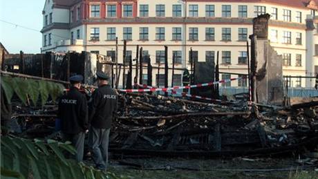 Splenit budovy na Florenci, kde v noci zahynulo osm lid (27.10. 2010)