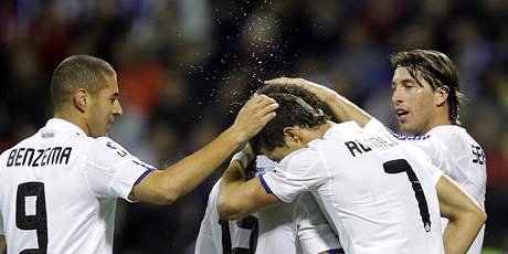 BÍLÁ VLNA RADOSTI. Fotbalisté Realu Madrid oslavují gól.