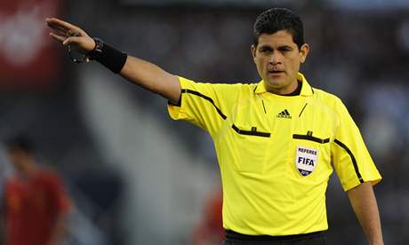 Kolumbijský fotbalový rozhodí Óscar Ruiz elil loupenému pepadení.