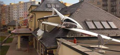 Ultralehké letadlo spadlo v Jeseníku na stechu jedné z budov mstského koupalit.