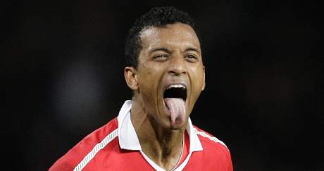 TO JSEM VS PEVEZL! Nani z Manchesteru United se raduje z kontroverznho glu do st Tottenhamu.