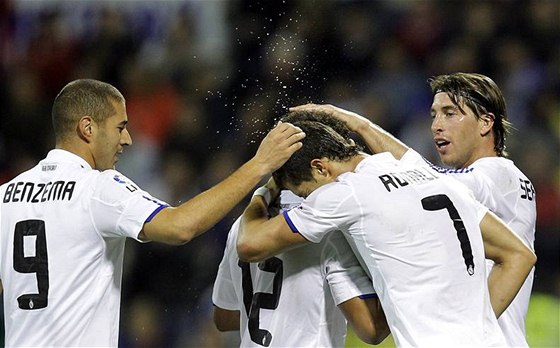 BÍLÁ VLNA RADOSTI. Fotbalisté Realu Madrid oslavují gól.