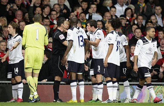 COPAK, PÁNOVÉ? Rozhodí Clattenburg vysvtluje fotbalistm Tottenhamu, e práv dostali regulérní gól.