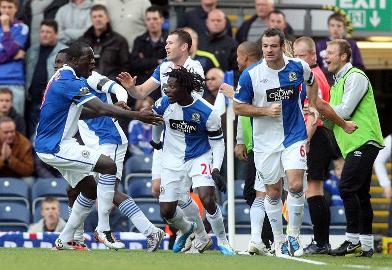 VEDEME! Fotbalisté Blackburnu Rovers oslavují trefu v zápase anglické ligy.
