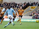 PENALTA. A GÓL! Emmanuel Adebayor, útoník Manchesteru City, skóruje z pokutového kopu.