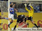 HLAVIKA. Klaas-Jan Huntelaar, útoník Schalke, posílá mí na branku Leverkusenu, gólman Rene Adler se odráí za míem. 