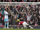JEDINÝ GÓL. Alex Song se poloil do centru a hlavikou zaídil vítzství Arsenalu nad West Hamem.