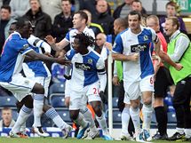 VEDEME! Fotbalist Blackburnu Rovers oslavuj trefu v zpase anglick ligy.