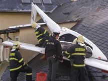 Ultralehk letadlo spadlo v Jesenku na stechu jedn z budov mstskho koupalit.