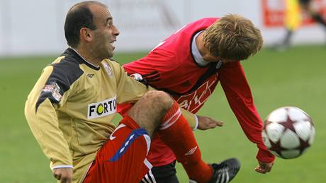 �eskobud�jovický Peter �ernák (vpravo) v t�sném souboji s Tomá�em Poláchem z Brna