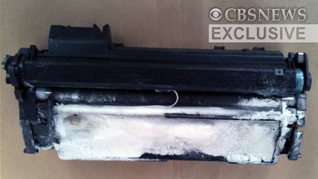 Nápl do tiskárny s trhavinou a dráty z balíku zadreného ve Velké Británii