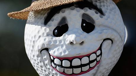 Halloweenská golfová maska.