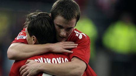 ERVENÁ RADOST. Takhle se radují z gólu Milivoje Novakovi (vlevo) a Christian Clemens, fotbalisté bundesligového Kolína nad Rýnem.