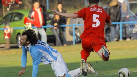 Luká� Mach (vlevo) ze Sezimova Ústí v souboji s Ji�ím Pimparou z Varnsdorfu.