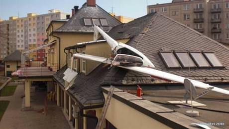 Ultralehké letadlo spadlo v Jeseníku na stechu jedné z budov mstského koupalit.