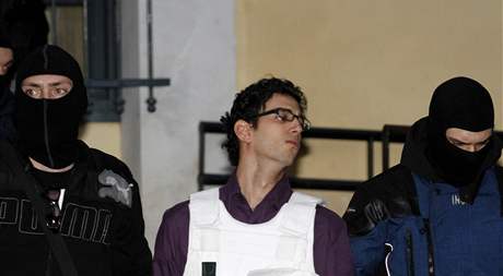 eck policie eskortuje podezelho z ppravy balkovch bomb (2. listopadu 2010)