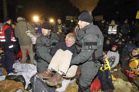 Aktivist z Greenpeace protestuj ped ndram v Dannenbergu (9. listopadu 2010)