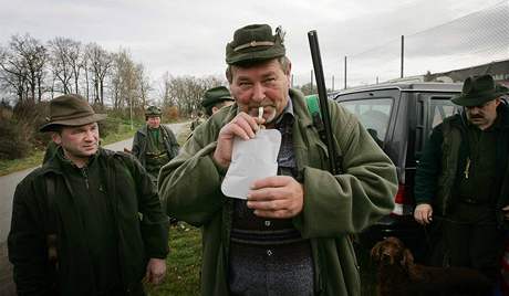 Policisté kontrolovali zbran a testovali pítomnost alkoholu v dechu u myslivc v Bavorovicích na eskobudjovicku.