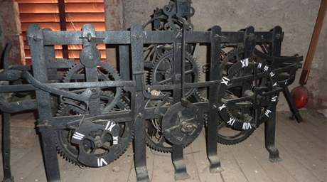 Hodinový stroj z kostela v Tuháni u Doks ukradli zlodji