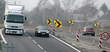 Dálnice D8 mla být hotová v roce 2010. Dodnes koní v prudké zatáce u ehlovic, odkud pokrauje rychlostní silnice na Teplice.