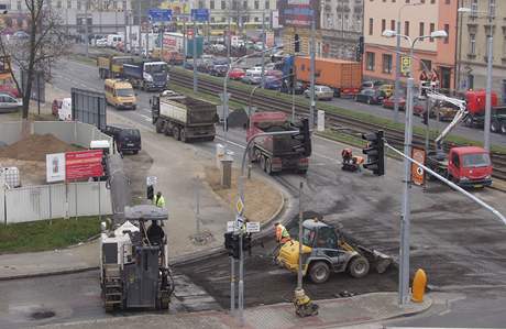 Kvli odstraování starého asfaltu v pondlí zásti uzaveli kiovatku u plzeské Plazy, co zpsobilo v centru msta dopravní kolaps