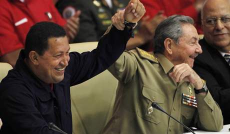 Kubánský prezident Raúl Castro (vpravo) se svým venezuelským protjkem Hugem Chávezem v Havan (8. listopadu 2010)