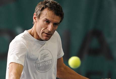 Mats Wilander pi tréninku v Praze