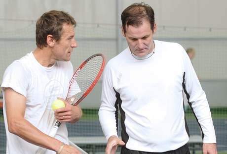 Mats Wilander (vlevo) a Karel Novek pi trninku v Praze