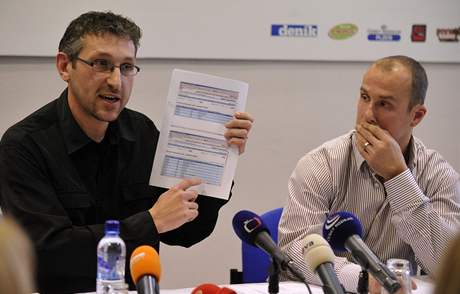 Plzeský právník Tomá Tesa (vlevo) se ohrazuje proti slovm tineckého viceprezidenta Jana Czudka.