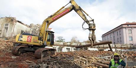 V brnnském Komárov zaala demolice dom, které musely ustoupit stavb peloené trasy tramvají.