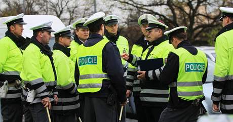 Policistm se bude sniovat plat. Ilustraní foto