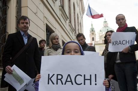 Zastánci fotovoltaiky protestovali ped Snmovnou.