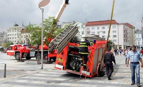 V kvtnu 2010 se na Masarykov námstí v Ostrav proboil hasiský automobil.